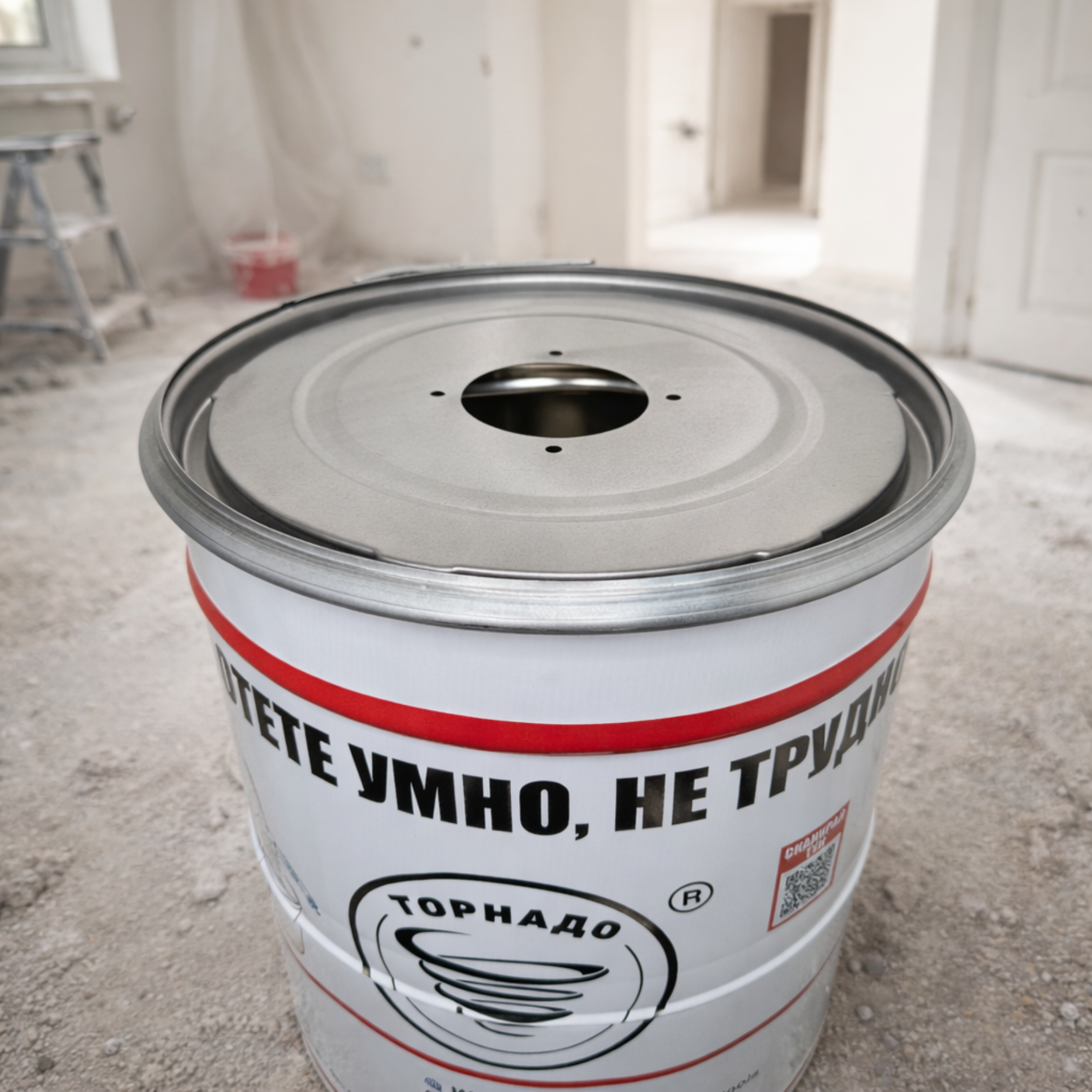 Подсилена метална кофа с разпробит капак и обрач 18л.