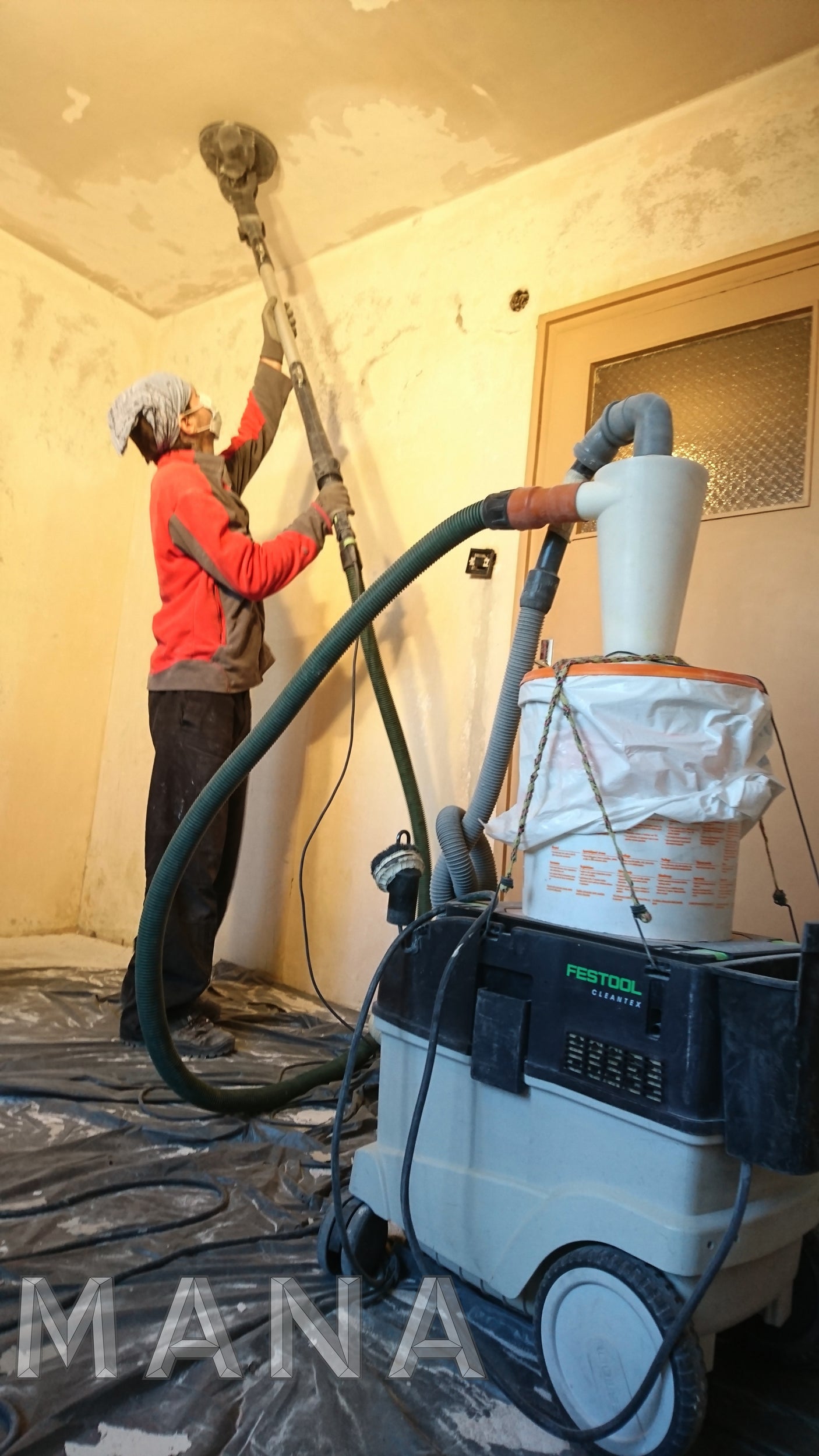 Transparent vacuum cleaner dust collector